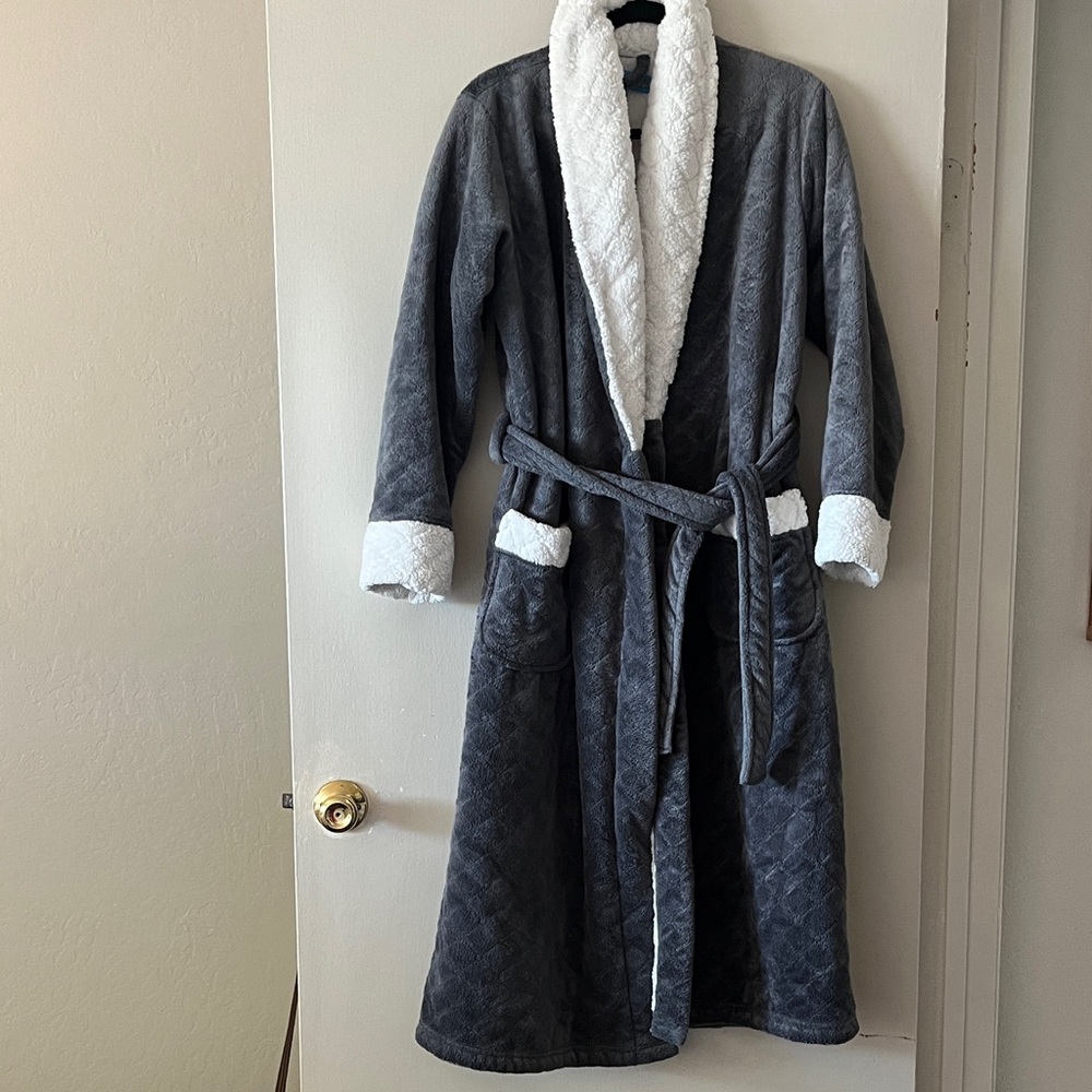 Pajama Mania Women's Gray Quilted Robe with White Trim